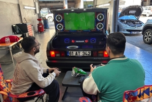 Bagajında televizyon ve oyun konsolu var