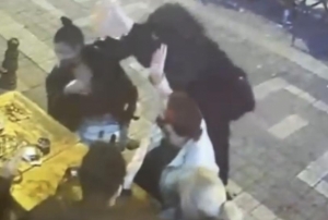 Genç kadının yüzünü böyle yaktı