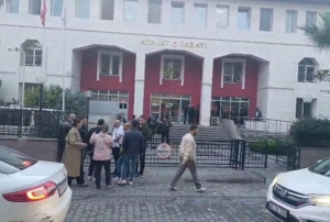 Otizmli öğrenciyi merdivenden iten m