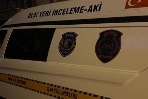 Üniversiteli genç kız arkadaşının ev