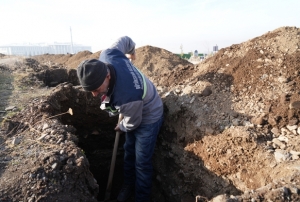 Erzurum'da kış öncesi mezar hazırlığ