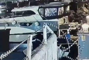 Denize düşüp pervaneye takıldı!