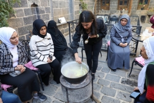 Kadınlar doğal şifa karışımlarını öğ