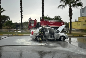 Seyir halindeki otomobil yandı