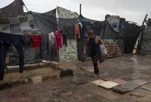 Gazze'de yoğun yağış nedeniyle çadırları su bastı