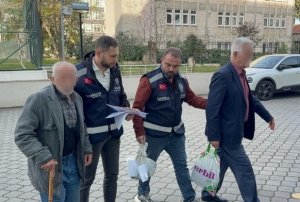 Parkta uygunsuz davranışta bulunan 2