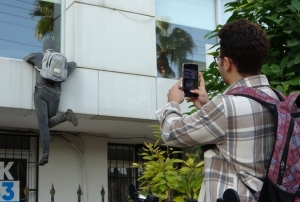 Hrsz' grenler, polisi aryor, t