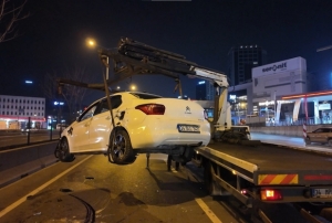 Makas atan otomobil takla attı