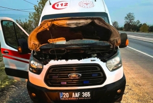 Seyir halindeki ambulans alev ald
