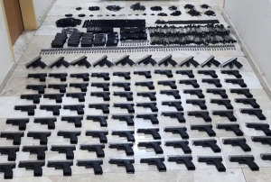 Bagajdan silah deposu gibi 90 adet tabancı çıktı