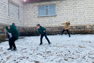 �ocuklar kar�n tad�n� ��kard�