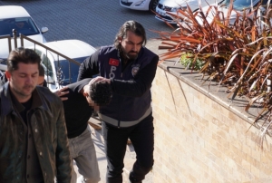 15 g�n arayla iki ki�iyi b��aklad�!