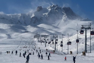 Erciyes'te hafta sonu pistler kayak severlerle doldu