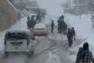 Vatanda�lar ara�lar�n� b�rak�p y�r�d