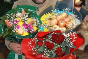 Gül buketini 'karalahana' ile süslüyor