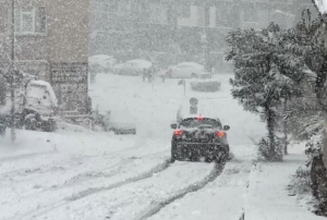 �stanbul'da kar ya����, ara�lar g��l