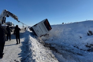 Diyarbak�r�da yolcu otob�s� devrildi: 6 yaral�