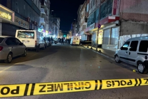 Sokak ortas�nda silahl� sald�r�: 2 �l�, 1 yaral�