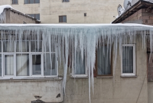 Dev buz sarkıtları tehlike saçıyor