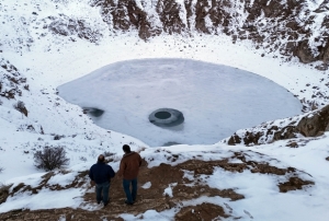 Güneşe göre renk değiştiren Kızılçan Gölü dondu