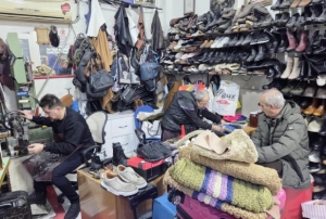 Kara k�� ayakkab� tamircilerini �s�t