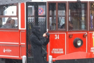 Taksim'de kar ya���� aral�klarla etk