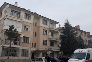 Tüfeğini temizlerken kazara kendini vurdu