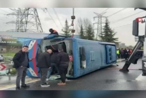 Cezaevi nakil aracı devrildi: 19 yaralı