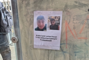 Tramvay durağına yapıştırılan ilginç kağıt dikkat çekti