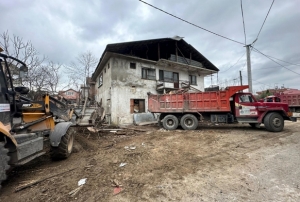 Çatıdan düşerek hayatını kaybetti