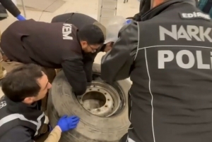 T�r�n lasti�inden 22,5 kilogram uyu�turucu ��kt�