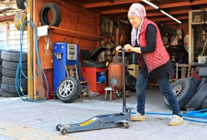 Oto lastik tamirine kad�n eli de�di