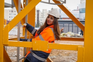 Ekmeğini gökyüzünde kazanıyor!