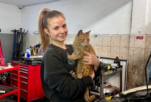 Sanayinin 17 ya��ndaki oto tamircisi kad�n ustas�