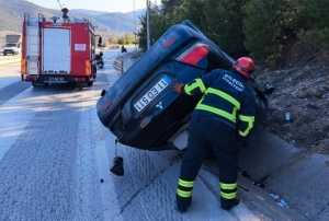 Kontrolden ��kan otomobil su kanal�na devrildi