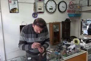 Saatleri 04.17'ye ayarlayan esnaf�n deprem hat�ras�