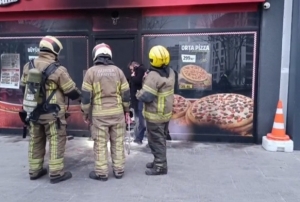 �nce bir �ubeyi sonra di�erini yakt�