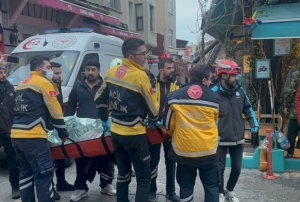 Fatihte 3 katlı binada yangın çıktı: