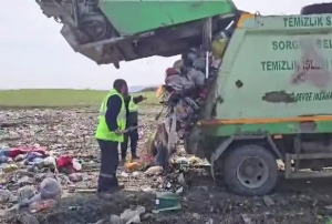 Lahana po�etinde saklad��� alt�nlar� ��pe at�ld�