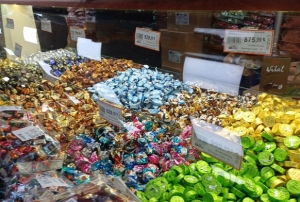 Bayraml�k �ikolata ve �ekerler tezgahlarda