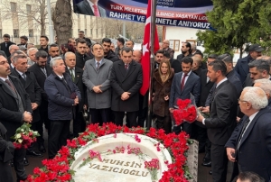 Muhsin Yaz�c�o�lu, kabri ba��nda an�ld�