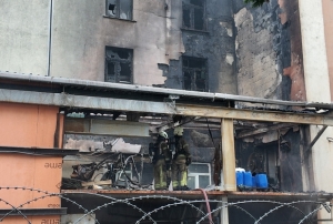 Arnavutk�y�de korkutan fabrika yang�n�