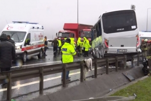 1 polis �ehit oldu, 16 polis yaraland�