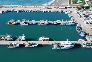 Balıkçıları barınağa hapsetti