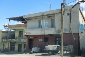 E�ini defalarca b��aklayarak �ld�rd�