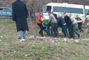 Kocası toprağa kendisi de hapse girdi