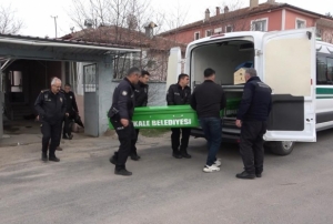 İki kardeş bir oldu, babalarını bıçak ve baltayla öldürdü