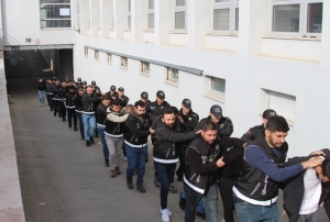 Adana'da tarihi bask�n!