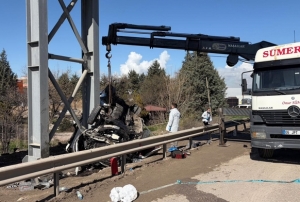 Otobüs köprü direğine çarptı: 5 ölü