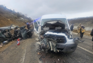 Servis ile otomobil �arp��t�: 1 �l�